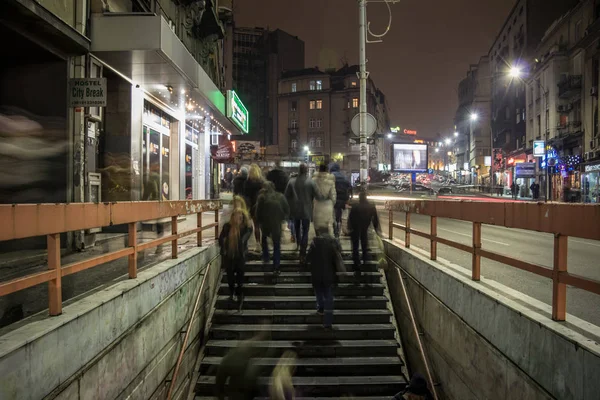 세르비아 베오그라드 2014 베오그라드 중심부에 젤레니 역의지하 계단을 속도로 사람들 — 스톡 사진