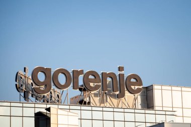Belgrade, Sırbistan - 19 Eylül 2018: Logo Gorenje Ana ofislerine Belgrad'da üzerinde. Gorenje Sloven üreticisidir, beyaz eşya, ev aletleri ve depo donatımı