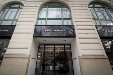 PRAG, CZECHIA - 1 Kasım 2019: Dolce & Gabbana logosu Prag 'ın ana butiğinin önünde. Dolce ve Gabbana, veya D & G İtalya 'dan lüks bir moda tasarımcısı, üreticisi ve perakendecisi.