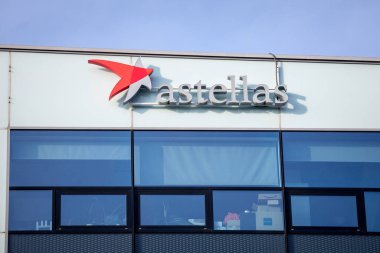 PRAG, CZECHIA - 1 Kasım 2019: Astellas logosu Prag merkez ofisinin önünde. Astellas Pharma tüm dünyaya yayılmış bir Japon ilaç şirketidir.