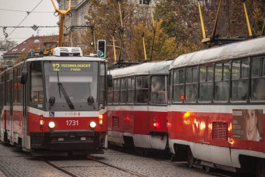 BRNO, CZECHIA - 5 Kasım 2019: 2 tramvay, Tatra T # ve KT8D5 modelleri, Brno şehir merkezinde kesişiyorlar. Ayrıca Salina olarak da bilinir, bunlar Brno, Moravya 'nın ana ulaşım sistemi.
