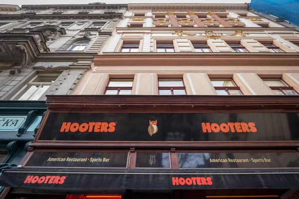 Praha Czechia Listopadu 2019 Logo Hooters Před Restaurací Pro Prahu — Stock fotografie