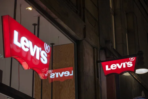 Prague Czechia Οκτωβρίου 2019 Λογότυπο Τζιν Levis Μπροστά Από Κατάστημά — Φωτογραφία Αρχείου
