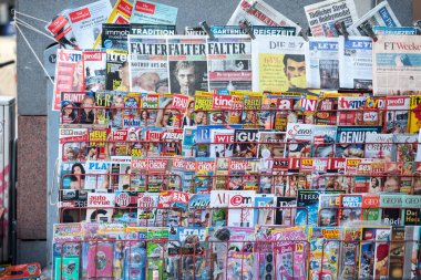 VIENNA, AUSTRIA - 6 Kasım 2019: Viyana şehir merkezindeki Avusturyalı bir basın resepsiyoncusunun dergi rafları Almanca dergi ve gazetelerle dolu