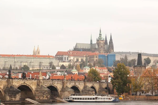 Karlův Most Karlův Most Pražský Hrad Pražský Hrad Vltavy Projíždějící — Stock fotografie