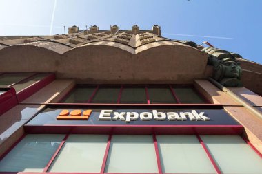 PRAG, CZECHIA - 31 Ekim 2019: Prag 'daki yerel ofislerinin önündeki Expobank logosu. Expobank, Çek Cumhuriyeti 'nin Doğu Avrupa' da faaliyet gösteren bir perakende bankası.