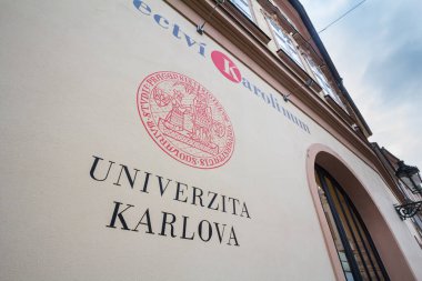 PRAG, CZECHIA - 3 Kasım 2019: girişlerinin önündeki Charles Üniversitesi logosu. Charles Üniversitesi ya da Univerzita Karolina, Prag 'ın ana akademik merkezidir.