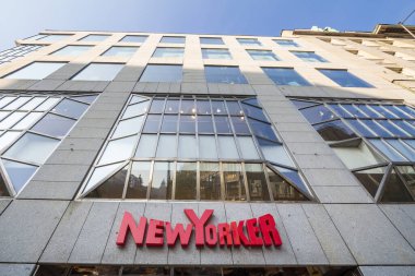PRAG, CZECHIA - 31 Ekim 2019: Prag mağazalarının önündeki New Yorklu giyim logosu. New Yorker, Avrupa 'ya yayılmış bir Alman moda perakendecisi giyim zinciri.