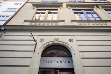BRNO, CZECHIA - 4 Kasım 2019: Trinity Bank logosu Brno için ana ofislerinin önünde. Trinity Bank, Zlin 'den bir Çek bankası olup perakende bankacılık ve kredi alanında uzmandır.