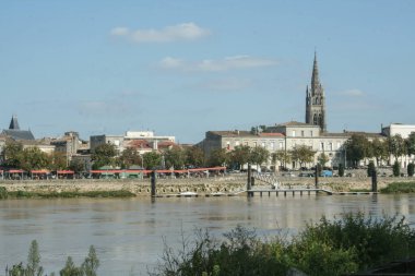 Libourne 'lu Panorama, Garonne nehrinden Eglise Saint Jean Baptiste kilisesine odaklanmış olarak görüldü. Libourne, Gironde, Aquitaine bölgesinde büyük bir şehirdir.