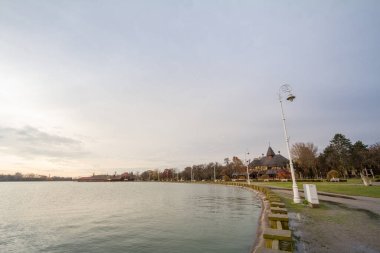 Palic Gölü 'nün Panorama' sı, veya Sırbistan 'ın Palic kentinde yer alan Palicko Jezero, Velika Terasa veya arka plandaki Grand Terrace ana binası. Bu, Voyvodina eyaletinin başlıca ilgi alanlarından biri.