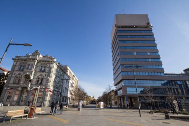 ZRENJANIN, SERBIA - 23, 2019: kralja aleksandra i karadjordjevica caddesi, Zrenjanin 'in ana yaya sokağı. Voyvodina 'nın merkezindeki ana caddelerden biri.