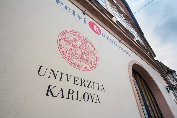 Praga Czechia Noviembre 2019 Logotipo Universidad Charles Frente Entrada Universidad — Foto de Stock