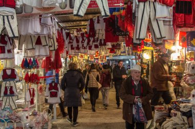 GNJILANE, GJILAN - KOSOVO - 2 HAZİRAN 2016: Gjilan Bazar pazarını, Albanya bayrakları ve diğer ulusal geleneksel kostümler ve satılık giysilerle oyalayın