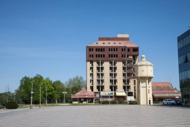 VUKOVAR, CROATIA - 20 Nisan 2018: Terk edilmiş bir otel olan Dunav Oteli ve Hırvatistan 'ın Vukovar kentinin ana meydanının önündeki büyük bir dönüm noktası