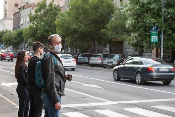 Бельграде Сербія Травня 2020 Року Чоловік Середнього Віку Йде Вулицями — стокове фото