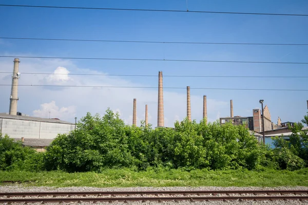 Panorama Opuszczonego Kompleksu Przemysłowego Typowymi Wysokimi Kominami Czerwonej Cegły Podczas — Zdjęcie stockowe
