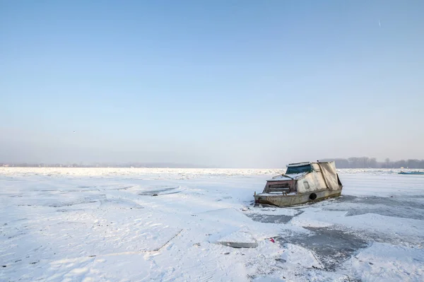 Barco Atrapado Danubio Congelado Durante Invierno 2017 Zemun Belgrado Serbia — Foto de Stock