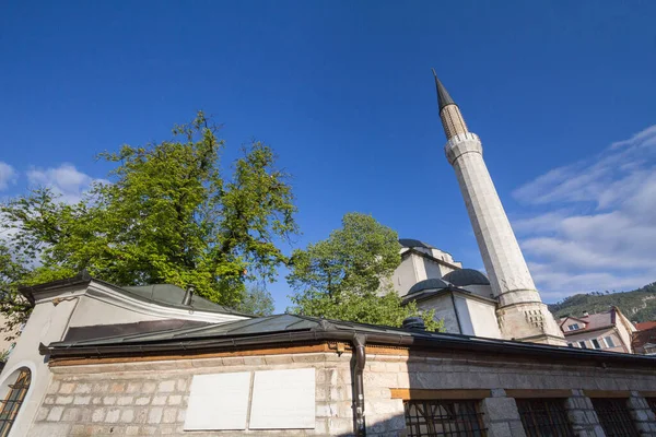 Saraybosna 'daki Gazi Husrev Begova camisinin çatısı ve minaresi. Cami, Bosna-Hersek 'in başkenti Bosna-Hersek' in İslami Müslüman kesiminin başlıca simgelerinden biri.