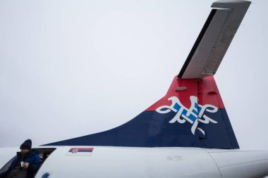 BELGRAD, SERBIA - 11 Şubat 2020: Sırbistan havayolu şirketi Air Serbia 'nın logosuna sahip bir ATR 72 uçağından inen yolcular