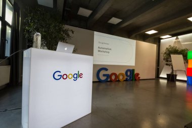 BÜKREŞ, ROMANIA - 12 Şubat 2020: Google Ads otomasyon stratejilerini destekleyen bir standın önündeki Google Partners logosu, Google adwords için açık artırmayı otomatik hale getirmeyi amaçlıyor
