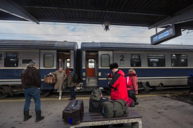 BÜKREŞ, ROMANIA - 15 Şubat 2020: Bükreş 'in ana tren istasyonu Gara de Nord' daki Romen demiryolu şirketi CFR Calatori 'den gelen şehirlerarası bir trene binen yolcular