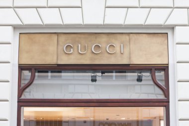 PRAG, CZECHIA - 1 Kasım 2019: Prag 'daki ana butiklerinin önünde Gucci logosu. Gucci lüks bir moda tasarımcısı, üretici ve İtalyan perakendecisi.