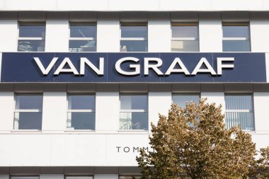 PRAG, CZECHIA - 31 Ekim 2019: Van Graaf logosu Prag için mağazalarının önünde. Peek & Cloppenburg, Alman moda perakendecisi.