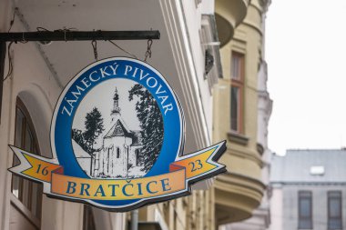 PRAG, CZECHIA - 5 Kasım 2019: Bratcice Pivo logosu Prag 'daki yerel bir perakende barının önünde. Bratcice (Çekçe: 