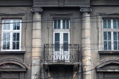 Sırbistan 'ın başkenti Belgrad' da terk edilmiş bir binanın, kentsel yenileme projesinin yeniden inşasını bekleyen harap edilmiş eski bir balkonunun ayrıntıları