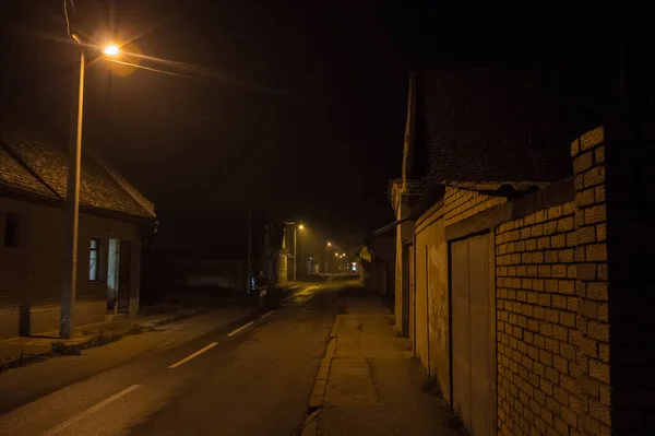 Slecht Verlichte Donkere Straat Een Landelijke Landelijke Omgeving Omgeven Door — Stockfoto