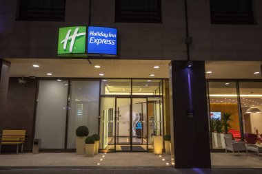 BELGRAD, SERBIA - 23 Eylül 2018: Sırbistan 'daki ana otellerinin önündeki bir tabelada Holiday Inn Express logosu. Holiday Inn, Intercontinental Group 'un bir parçası olan dünya çapında bir oteldir.