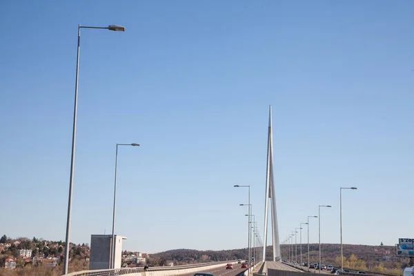 Belgrade Serbia 2018年4月2日 贝尔格莱德高速公路在阿达桥 Ada Bridge 上的繁忙交通 阿达桥是萨瓦河上最近的桥梁之一 也是巴尔干半岛的交通要道 — 图库照片