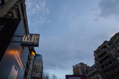 BÜKREŞ, ROMANIA - 11 Şubat 2020: Bükreş Metro tabelası şehir merkezindeki Piata Romana 'da bir metro istasyonunu gösteriyor. Ayrıca Metroul Bucuresti olarak da bilinir, şehrin ana şehir yeraltı sistemidir.