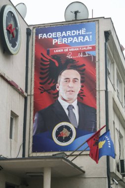 PRISHTINA, KOSOVO - 27 Aralık 2012: AAK, Kosova 'nın Geleceği için İttifak' ın seçim kampanyasından önce Ramuş Haradinay 'ın Portresi. Haradinay eski bir Kosova başbakanı
