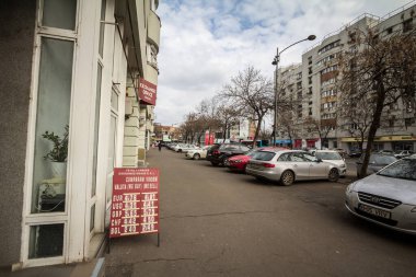 BUCHAREST, ROMANIA - 15 Şubat 2020: Bükreş şehir merkezindeki Schimb Valutar 'daki döviz bürosu, Avrupa' nın ana para birimlerinin Romen Lei ile döviz kuru