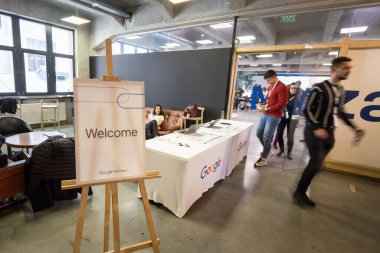 BUCHAREST, ROMANIA - 12 Şubat 2020: Google Partners logosu konferansın girişinde. Google Partners, Google Ads PPC kampanyalarının yönetimi için Google & pazarlama ajansı arasında bir programdır.