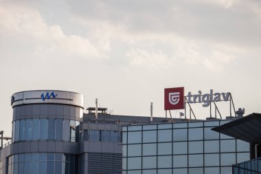 BELGRAD, SERBIA - 19 Eylül 2018: Belgrad merkezlerinin Triglav sigortası logosu. Triglav Sigorta Şirketi Slovenya 'nın en büyük ticari sigorta şirketi.
