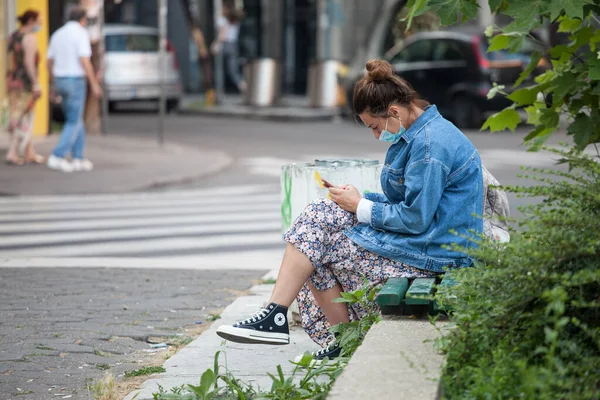 Belgrad Serbien Juli 2020 Junge Frau Mit Atemmaske Checkt Apps — Stockfoto