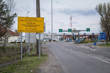 TOMPA, HUNGARY - 5 Nisan 2015: Sırbistan 'ın Kelebija kenti yakınlarındaki Macaristan sınırındaki Tompa karayolu sınır kapısının panoraması. Macaristan ve AB 'nin ana giriş noktalarından biridir.