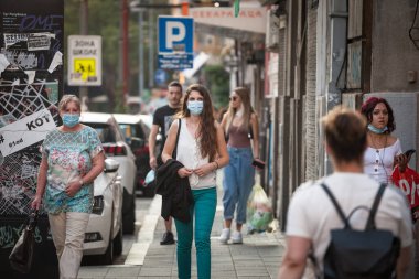 BELGRAD, SERBIA - 21 Temmuz 2020: Coronavirus Covid 19 krizinde yüz maskesi koruyucu ekipman takmış kadınlar, genç kızlar ve yaşlı kadınlar