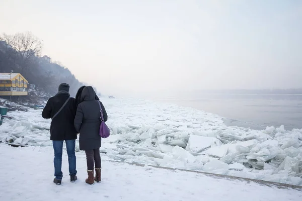 Belgrado Serbia Enero 2017 Personas Par Amantes Caminando Junto Danubio — Foto de Stock