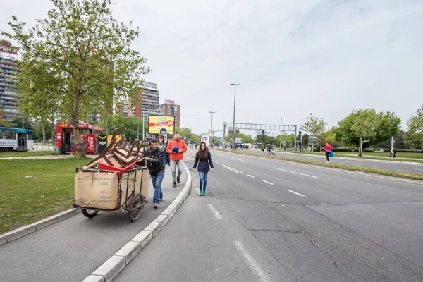 Belgrade Serbie Avril 2017 Jeune Homme Communauté Rom Tire Chariot — Photo
