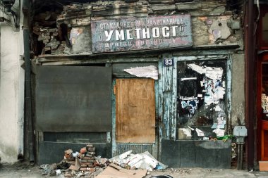 ÜSKÜP, MACEDONIA - 19 Eylül 2009: Üsküp pazarında, Makedonya 'nın başkentinin önemli bir pazar ve simgesi olan stara carsija olarak da bilinen bir mağazanın terk edilmiş çürüyen vitrini