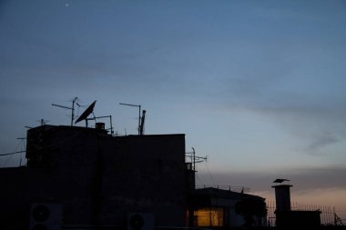 Sırbistan 'ın Belgrad kentinin tipik çatısı, Avrupa' daki bir çatının tepesinde televizyon antenleri, VHF ve UHF frekansları şeklinde. VHF ve UHF ana TV iletim ve algılama sistemlerinin ikisi
