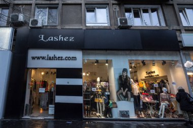 BÜKREŞ, ROMANIA - 11 Şubat 2020: Lashez logosu Bükreş 'teki ana butiklerinin önünde. Lashez, Romen moda tasarımcısı. Üretim aşamasında.