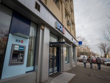 BÜKREŞ, ROMANIA - 15 Şubat 2020: Bükreş 'teki yerel bir bankanın önündeki BCR logosu. BCR ya da banca comerciala romana, Avusturyalı Erste grubunun bir parçasıdır.