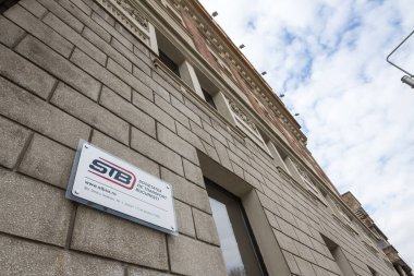 BUCHAREST, ROMANIA - 15 Şubat 2020: ana ofislerinde STB Bucuresti logosu. STB, veya Societatea de transport bucuresti Bükreş 'teki toplu taşıma yetkilisi.