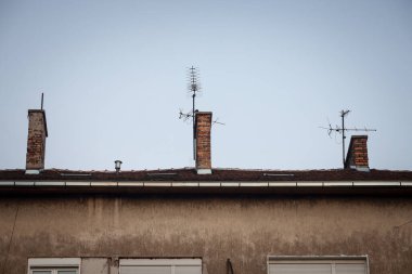 Avrupa 'nın çatısının tepesindeki televizyon antenleri, VHF ve UHF frekansları. VHF ve UHF ana TV iletim ve algılama sistemlerinin ikisi