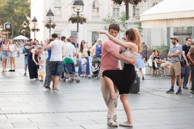 BELGRAD, SERBIA - 2 Eylül 2018: Bir çift, bir erkek ve bir kadın, Belgrad şehir merkezinde bir gösteri olarak tango yapıyorlar, ana yaya yolunda, birbirlerini tutuyorlar.